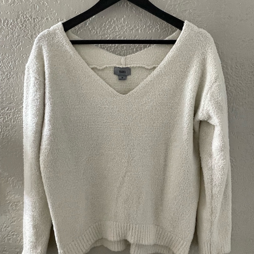YAIRA Women’s‎ Soft Cozy Cream V-Neck Sweater Size Medium